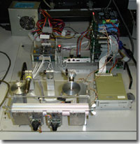 Fig. 1: Una de varias mesas que duplicado componentes esenciales de la electrónica Rover para la facilidad de la prueba. Que se muestra es una pila de cálculo PC104 (fondo) con el control de motores y cámaras estéreo (primer plano).